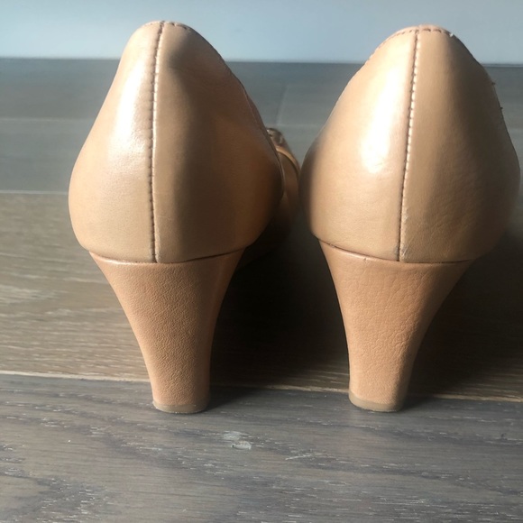 JC Collezione tan colored almond toe wedges heels size 6.5 buckle shoes - Picture 4 of 9